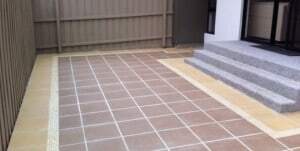 small courtyard square paving pavers steps pebble