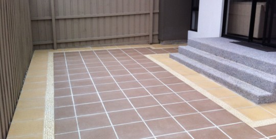 small courtyard square paving pavers steps pebble